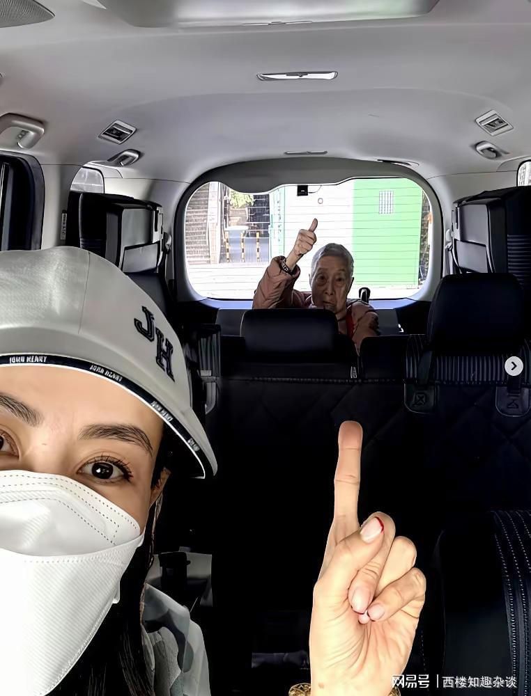 TVB视后宣萱的顶级炫富，不是豪车名表，而是她车后座的102岁保姆
