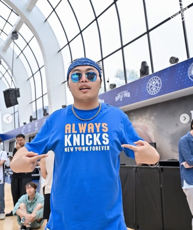 MK体育官方网站-联动上了！尼克斯晒在沪球迷线下观赛照：从上海到纽约 都是冠军