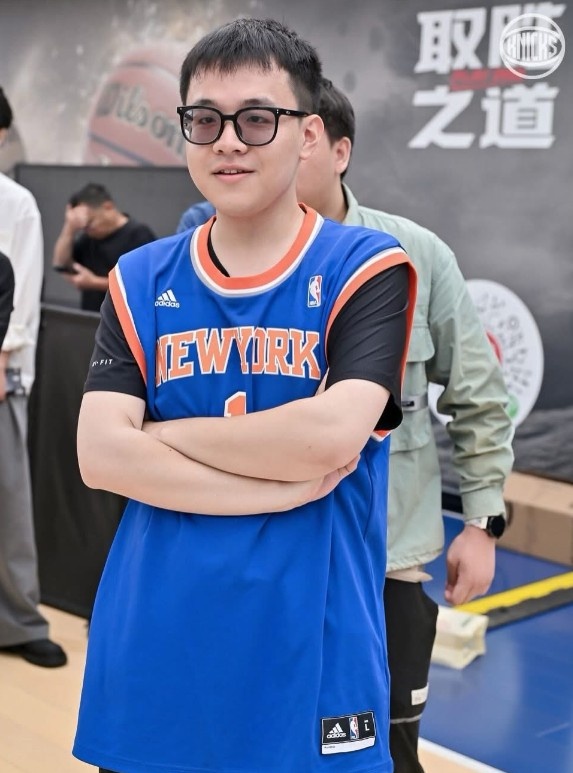 MK体育官方网站-联动上了！尼克斯晒在沪球迷线下观赛照：从上海到纽约 都是冠军